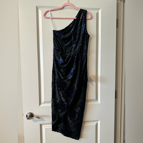 NEW Lulus Drinks at Dusk One Shoulder Navy Floral Velvet Dress Size Small NWT - Picture 4 of 7